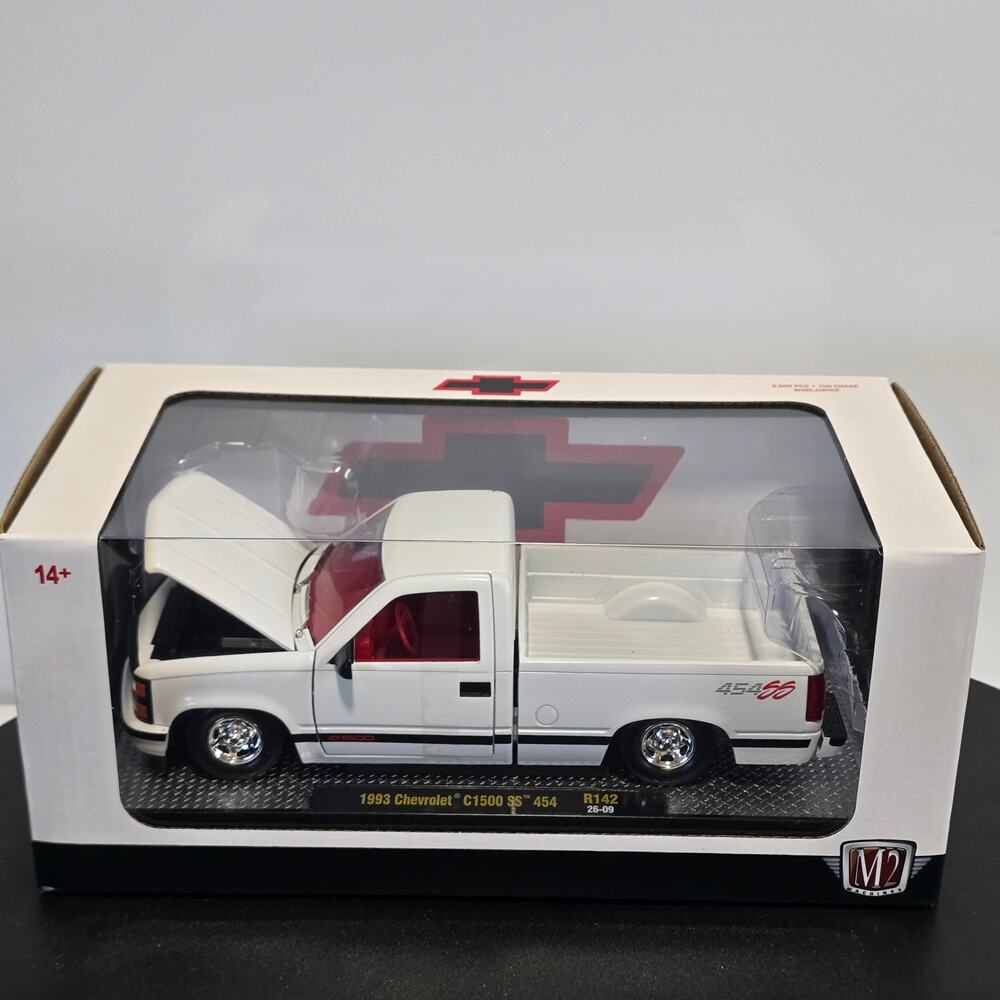 New M2 Machines 1993 Chevrolet C1500 SS 454 White R142 1:24 Diecast